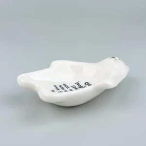 East of India - Porcelain Flat Cat Dish 6081.2 Close Up