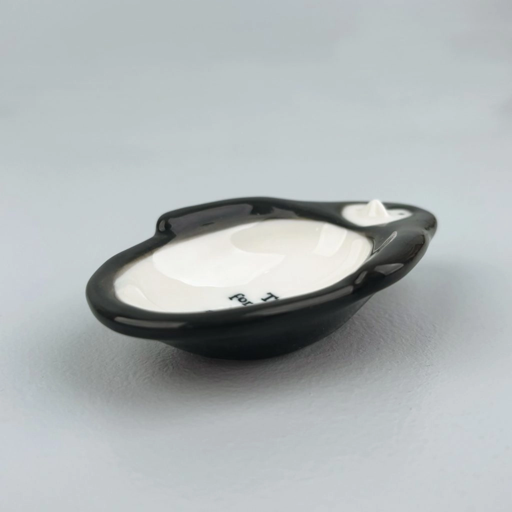 East of India - Porcelain Flat Penguin Dish 6081.7 Close Up