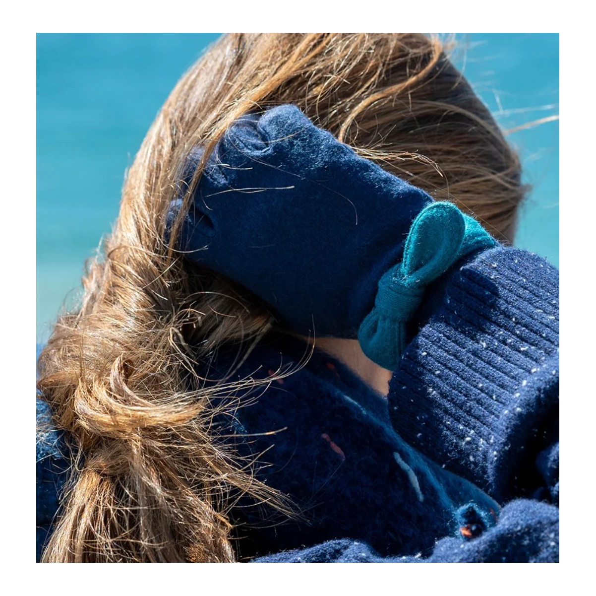 Pom - Knitted Knot Bow-Gloves - Navy and Teal Model